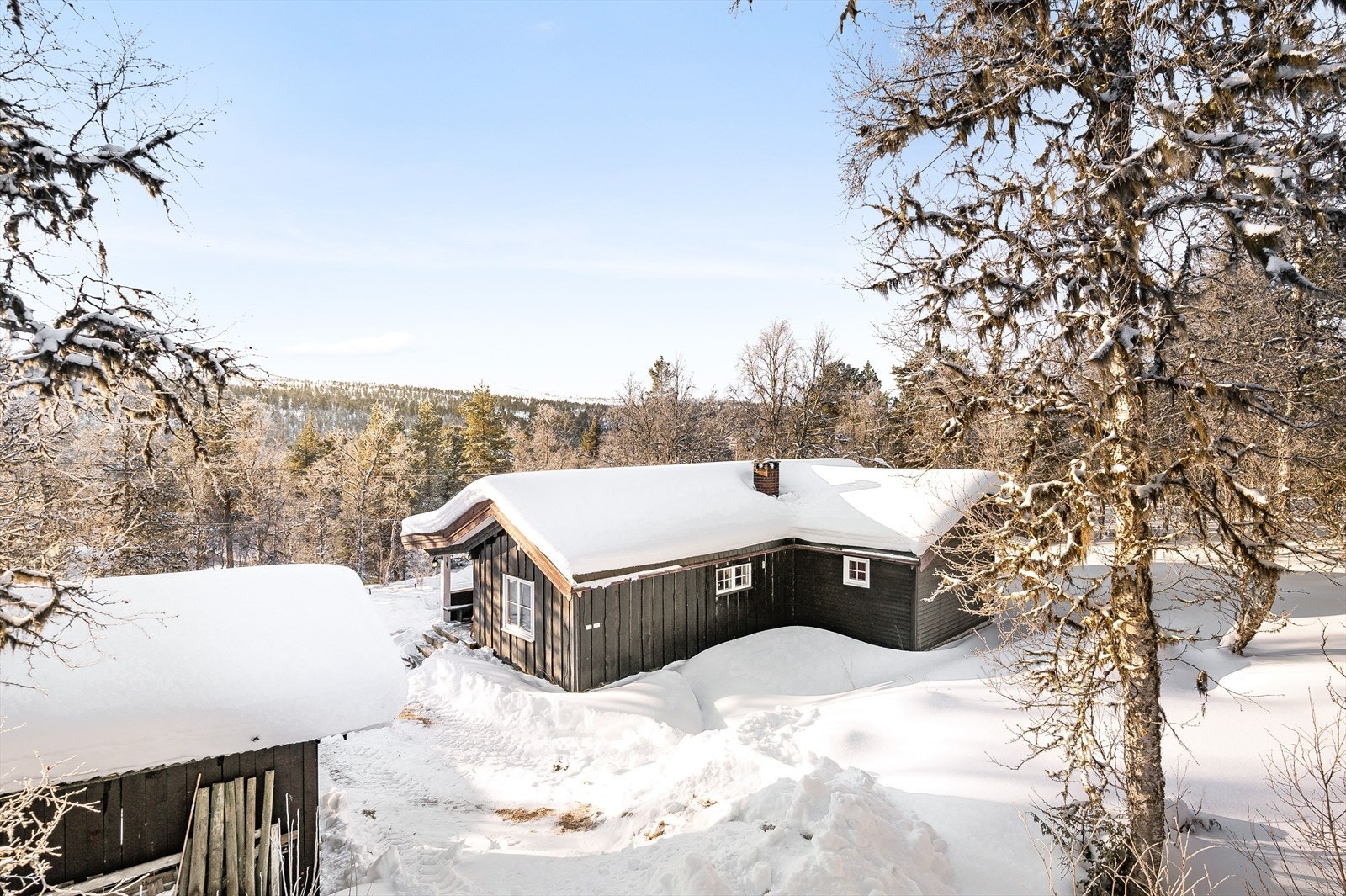 Fasaden sett fra nord-øst i fint vinterlandskap. Galleribilde