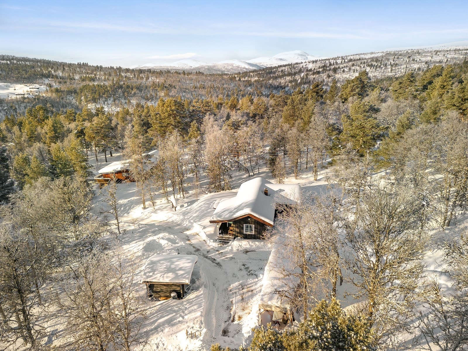 Dronefoto mot selve Savalen. Toppene man skimter er bl.a. Bratthøa og Savalkletten. Galleribilde