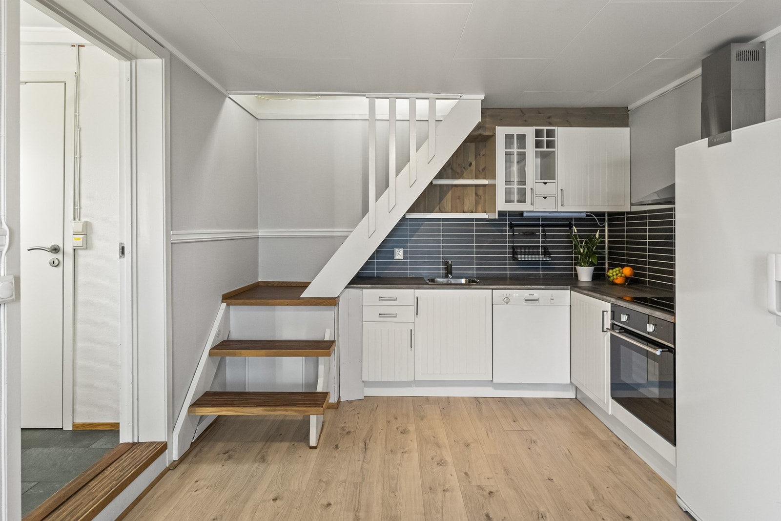 Trappen fører opp til 2. etasje med stue og soverom Galleribilde