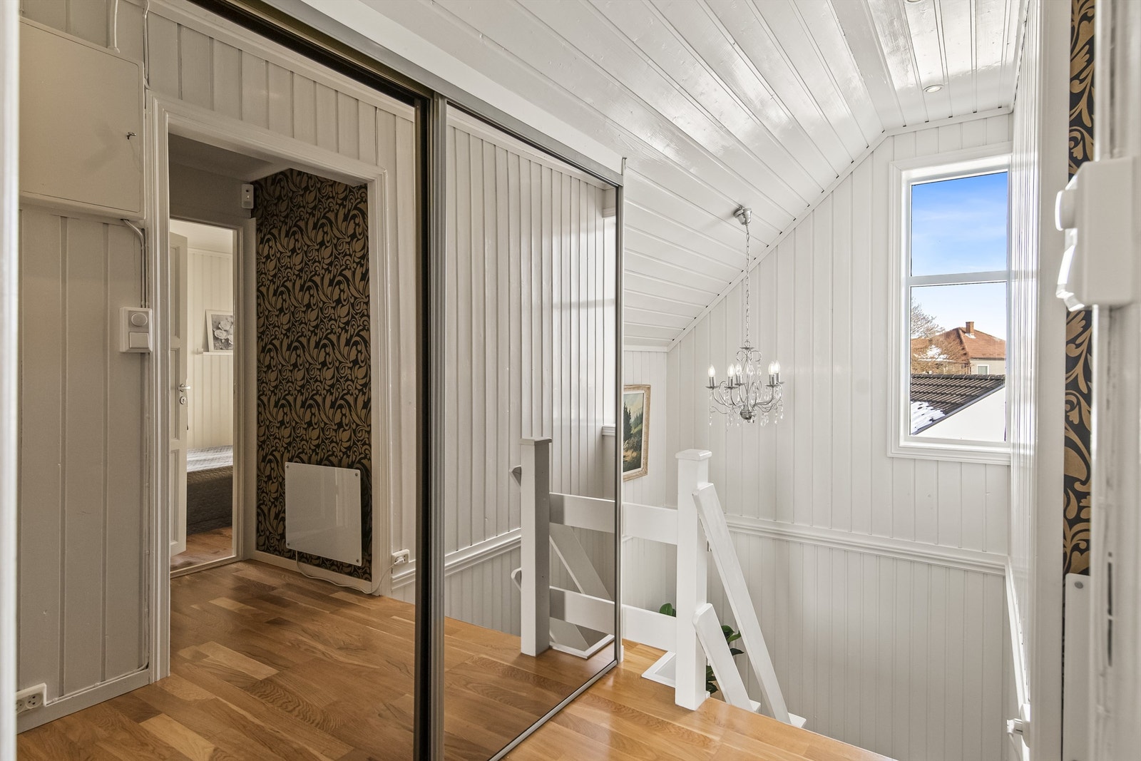 Det er etablert skyvedørsgarderobe i gangen i 2. etasje for ekstra oppbevaring Galleribilde