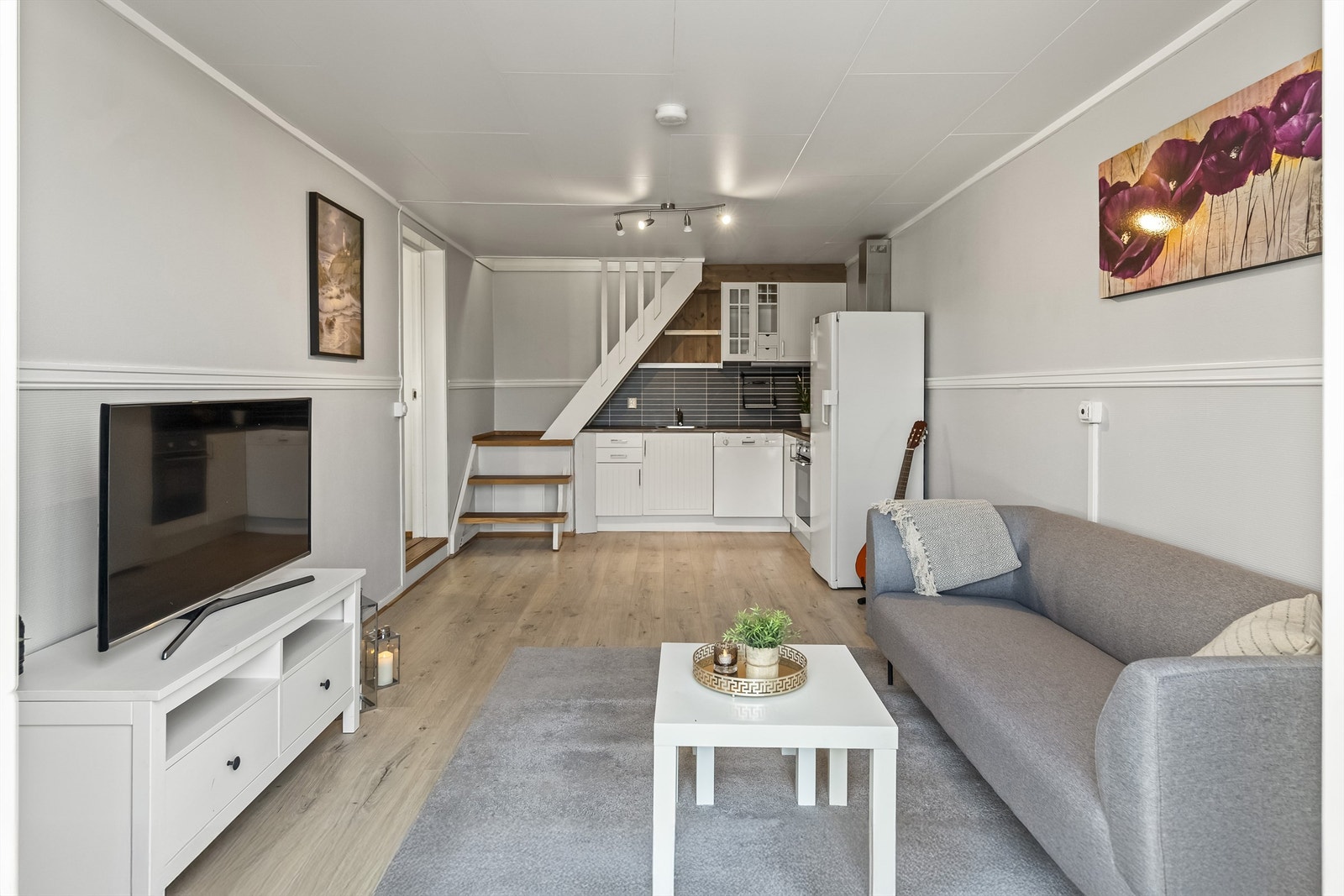 Stue og kjøkken i åpen løsning Galleribilde