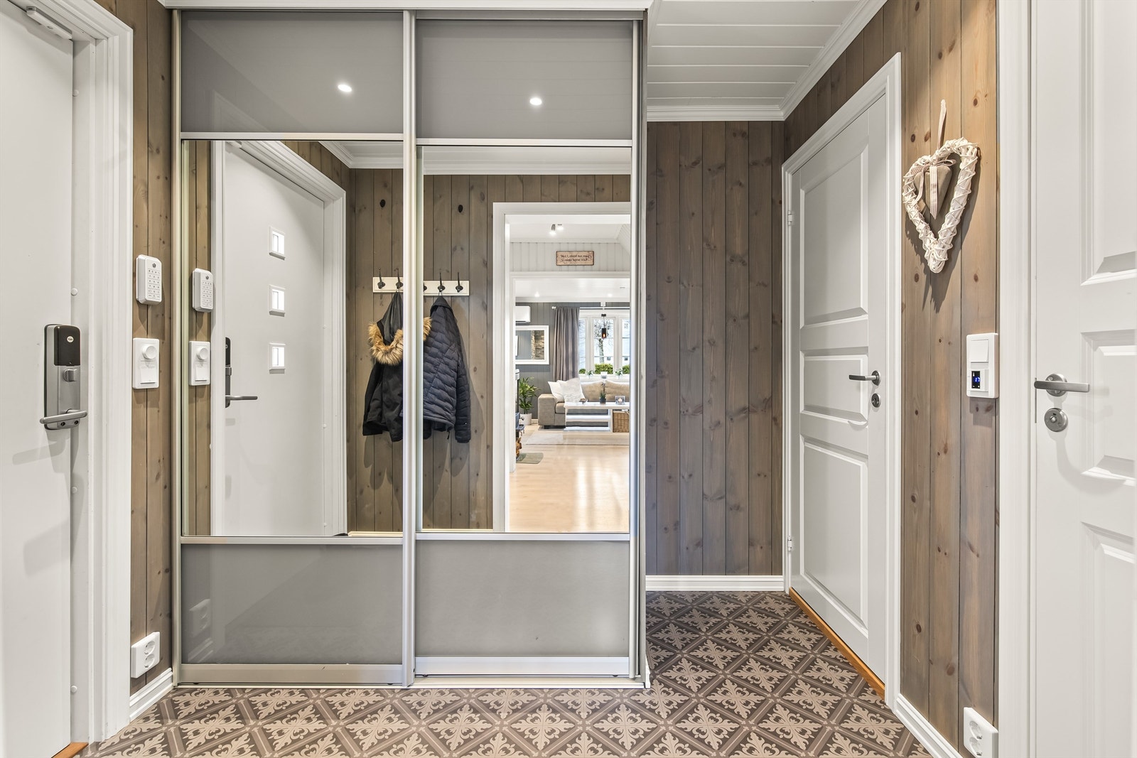 Hall/entrè med god garderobeplass bak skyvedører i moderne utførelse Galleribilde