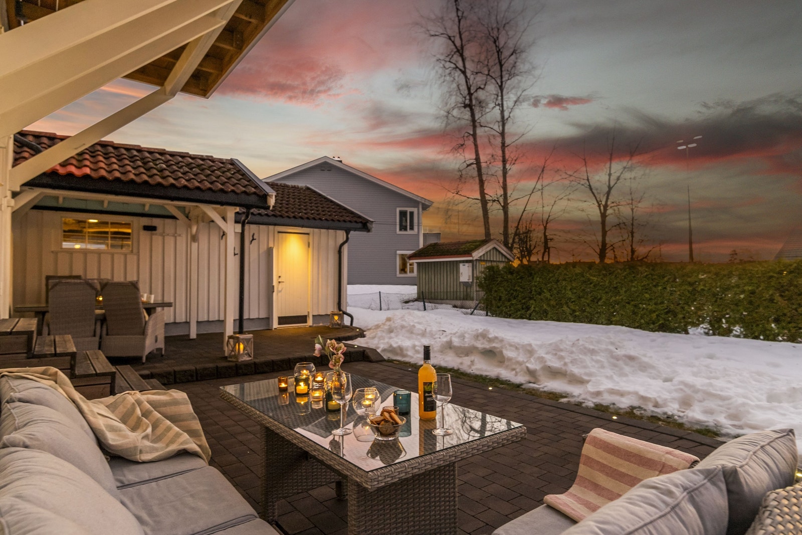 Nydelig uteplass som er stensatt og delvis overbygget Galleribilde