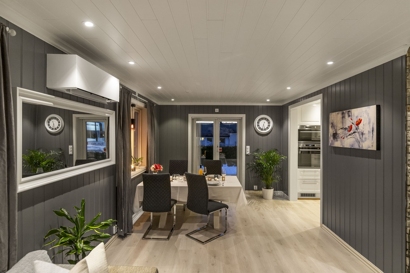 Utgang til deilig terrasse fra stuen Galleribilde