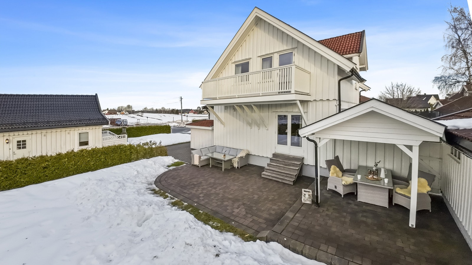 Stensatt uteplass, delvis overbygget, med sol fra tidlig til sent Galleribilde