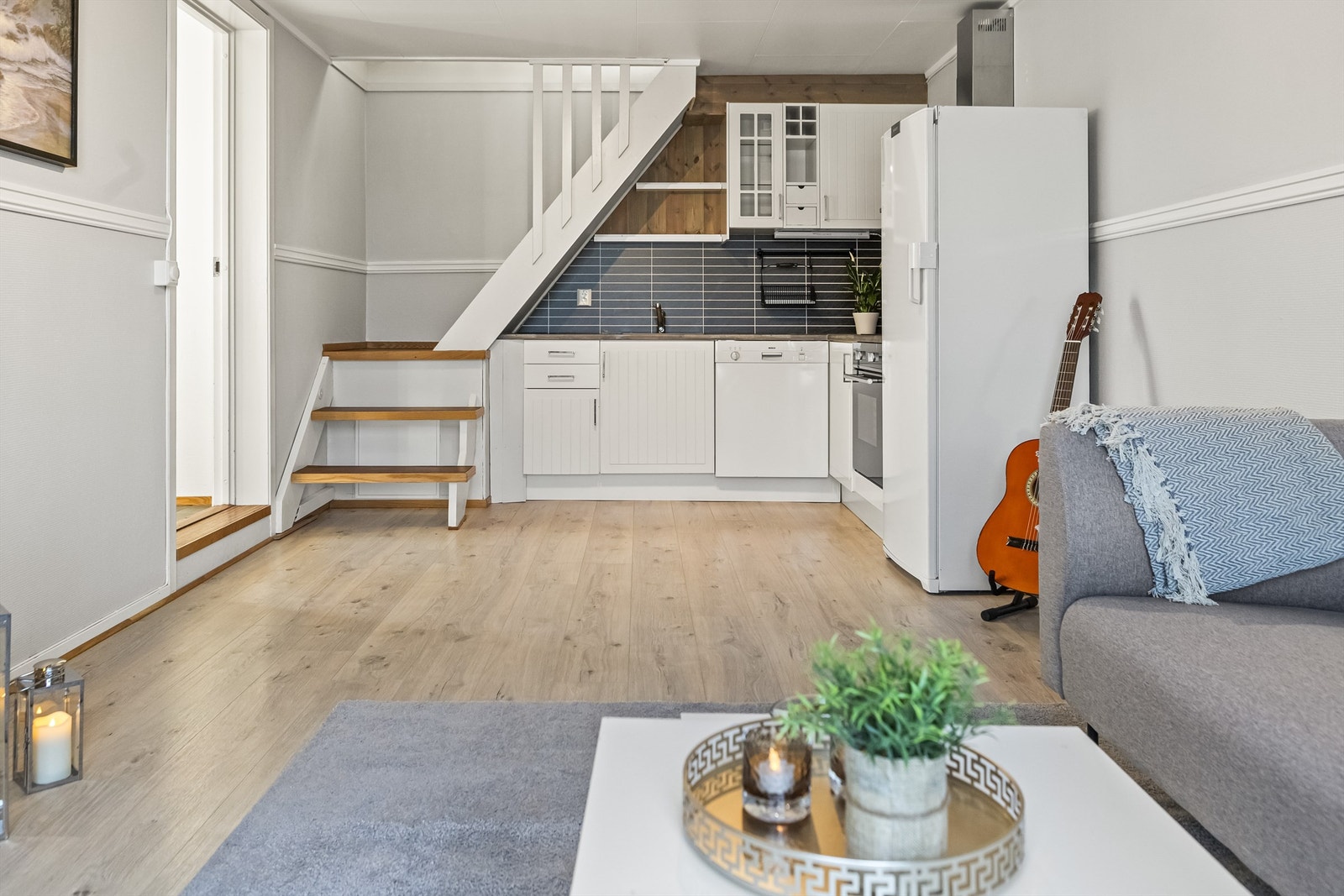 Godt kjøkken med hvite fronter og medfølgende hvitevarer Galleribilde