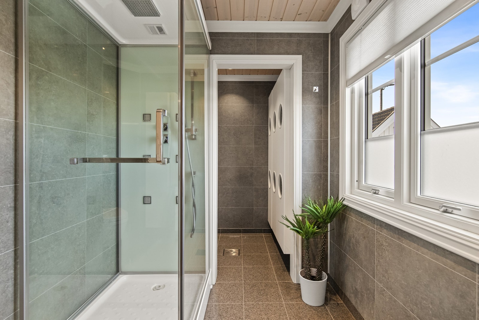 Om ønskelig er det mosaikkfliser under dusjkabinett slik at man kan sette inn dusjhjørne isteden Galleribilde