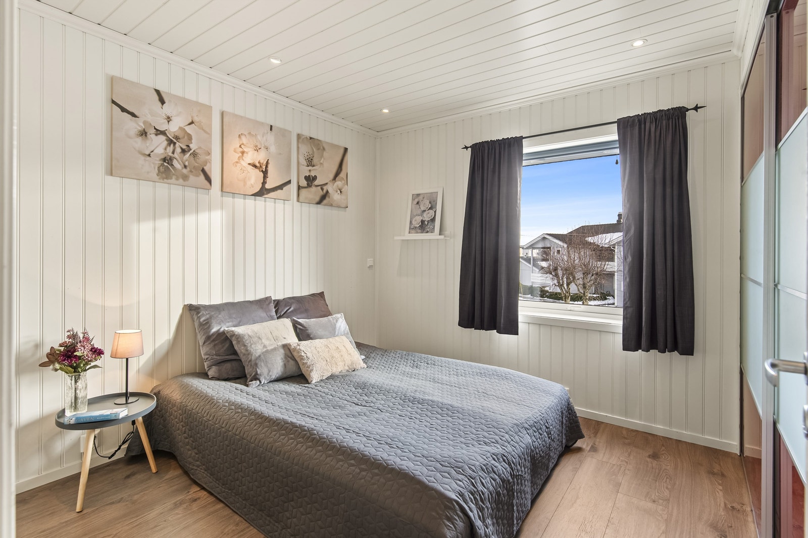 Hovedsoverom i 2. etasje med skyvedørsgarderobe og downlights i tak Galleribilde