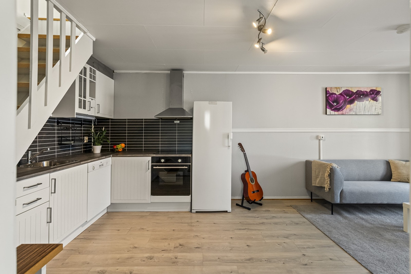 Praktisk kjøkken med fin skap- og benkeplass - hvitevarer medfølger handelen Galleribilde