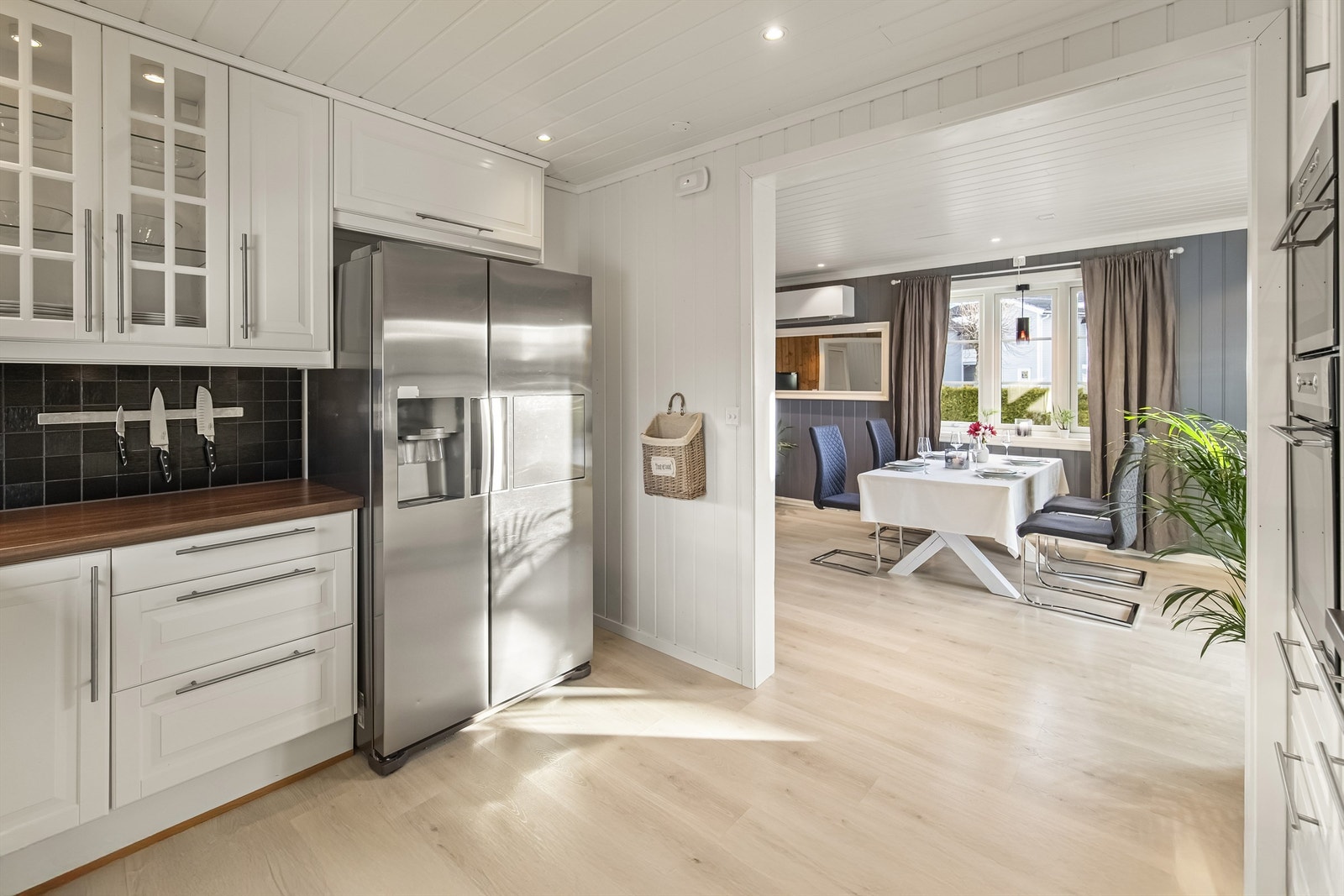 Kjøl/frysskap med isbiter medfølger handelen Galleribilde