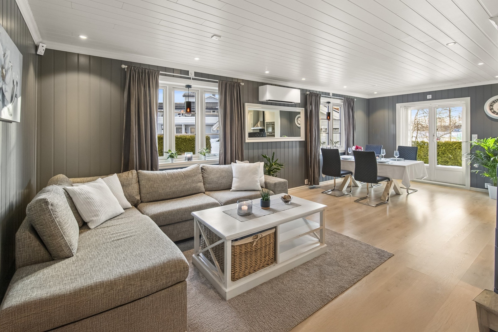 Nyere varmepumpe og vedovn for oppvarming Galleribilde