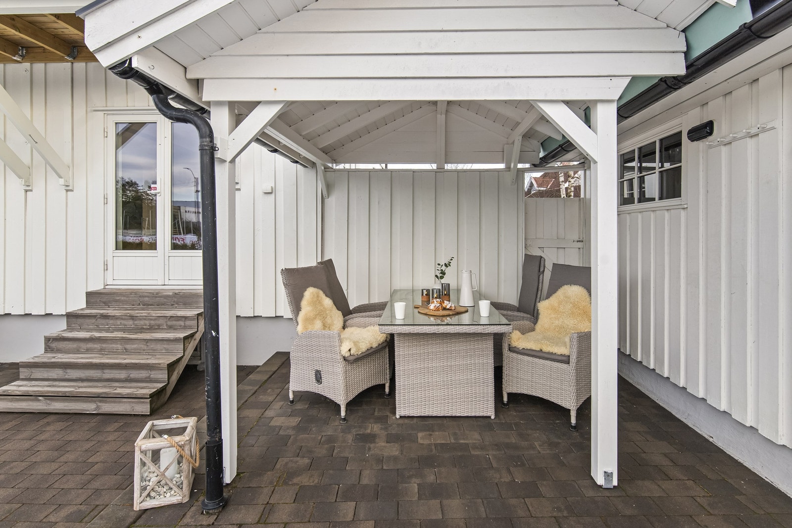 Lunt og usjenert under tak og med utrekkbar levegg forlenges utesesongen Galleribilde