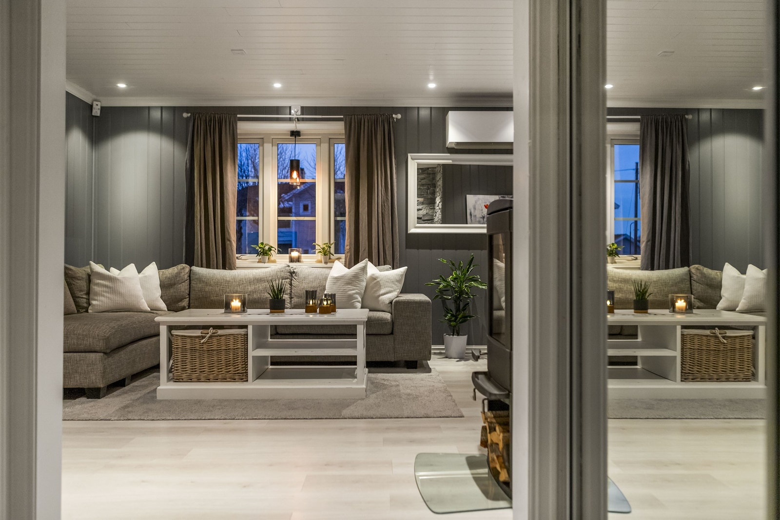 God atmosfære og god belysning i stuen Galleribilde