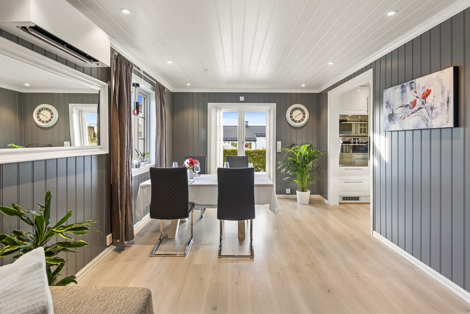 De er god plass til spisestuen i tilknytning til delvis åpen kjøkkenløsning Galleribilde