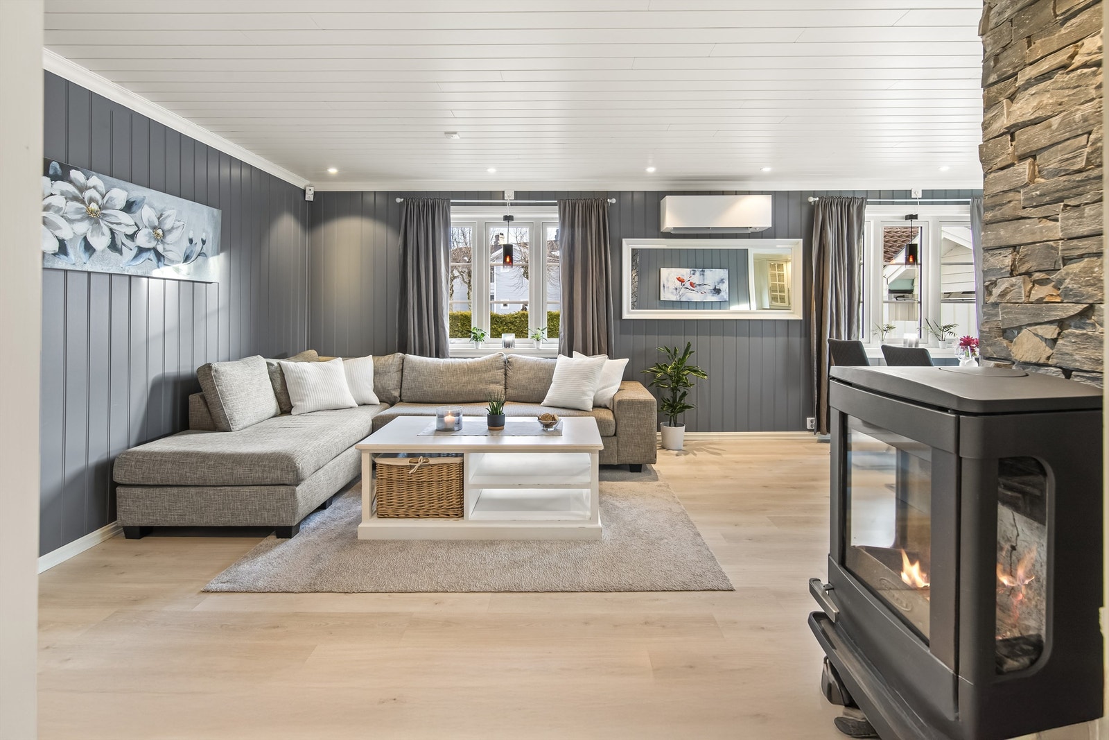 Stuen gir gode møbleringsmuligheter og med plass til både salong og spisestue Galleribilde