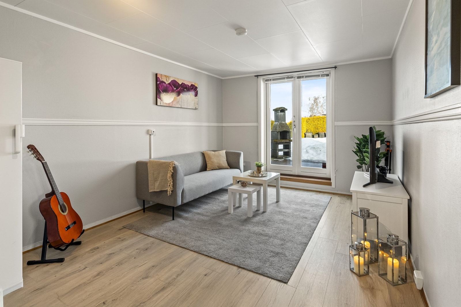 Fin plass til salong og spisebord i stue/kjøkkenavdelingen og med utgang til terrasse/hage Galleribilde