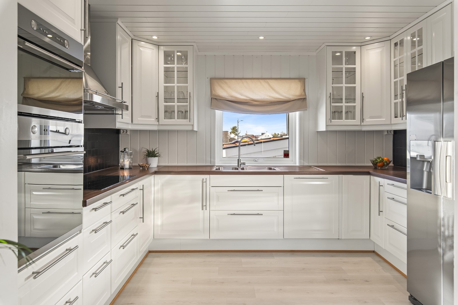 Integrerte hvitevarer - komfyr, mikroovn, platetopp, vifte og oppvaskmaskin - medfølger handelen Galleribilde