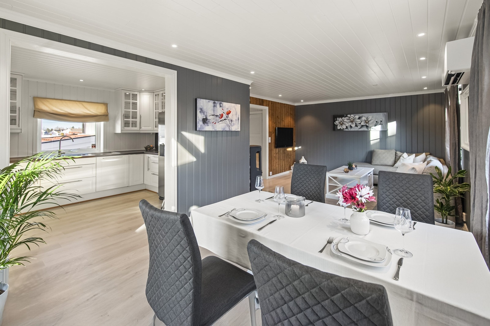 Stort og åpent kjøkken med god arbeidsplass for husets kokk Galleribilde