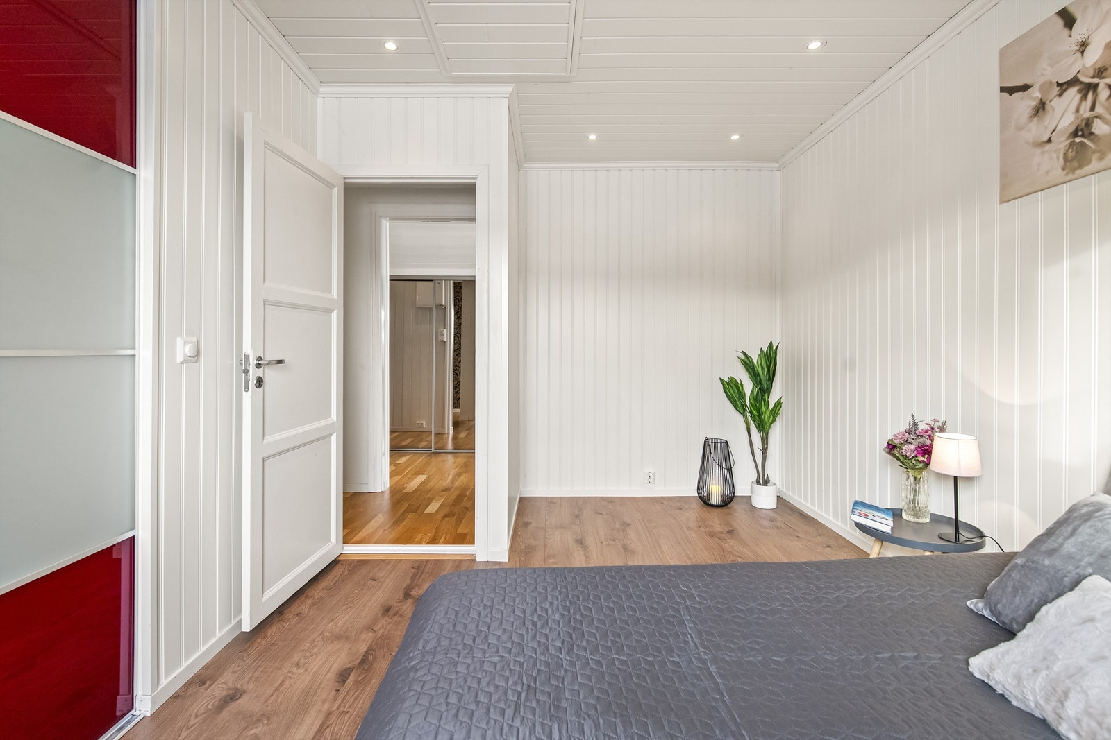 Oppgang til delvis gulvet loft fra soverommet og god plass til ytterligere garderobe/kommode etc Galleribilde