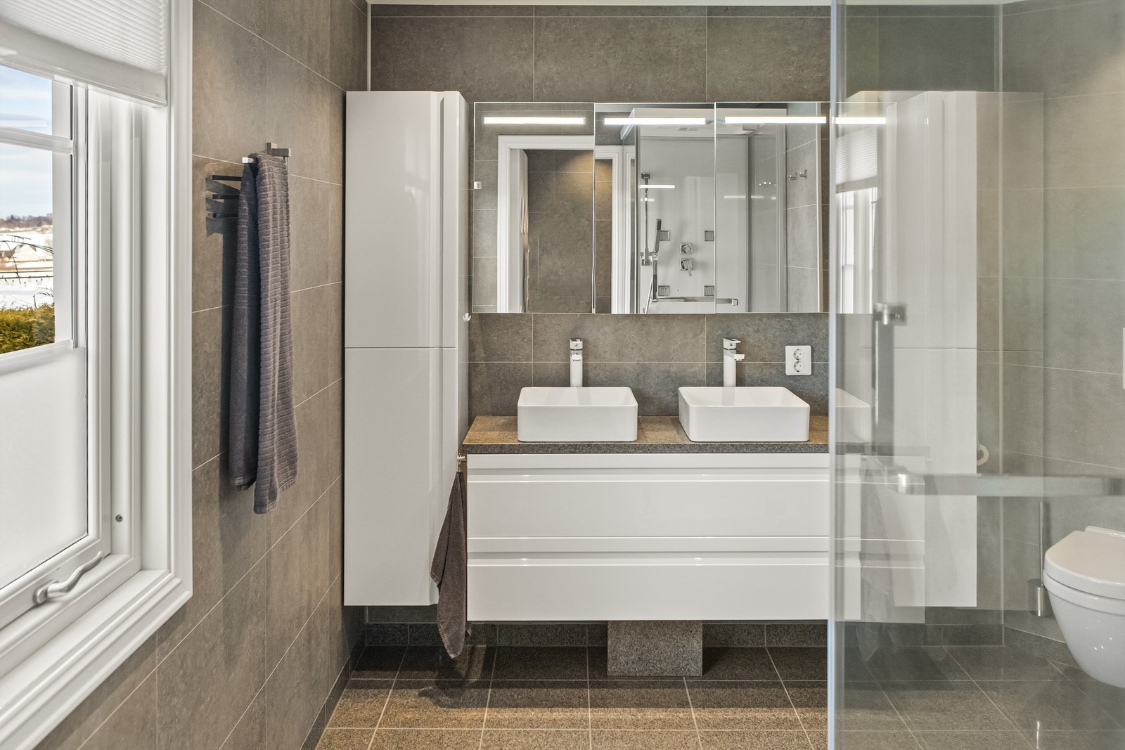 Lekkert bad, renovert i 2020, kombinert med vaskerom Galleribilde