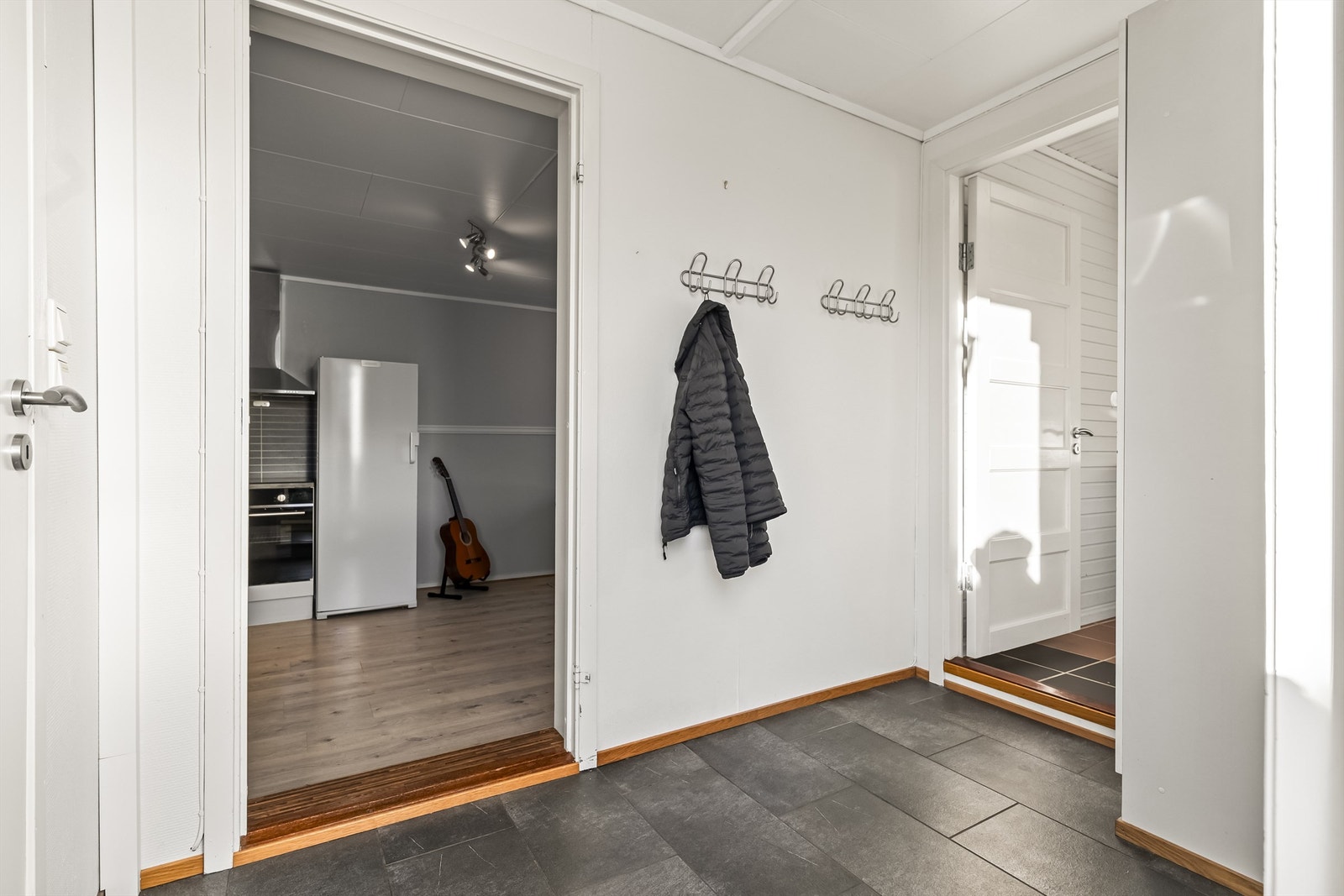 Entre med adkomst til separat vaskerom, bad og stue/kjøkken samt trapp til 2. etasje Galleribilde