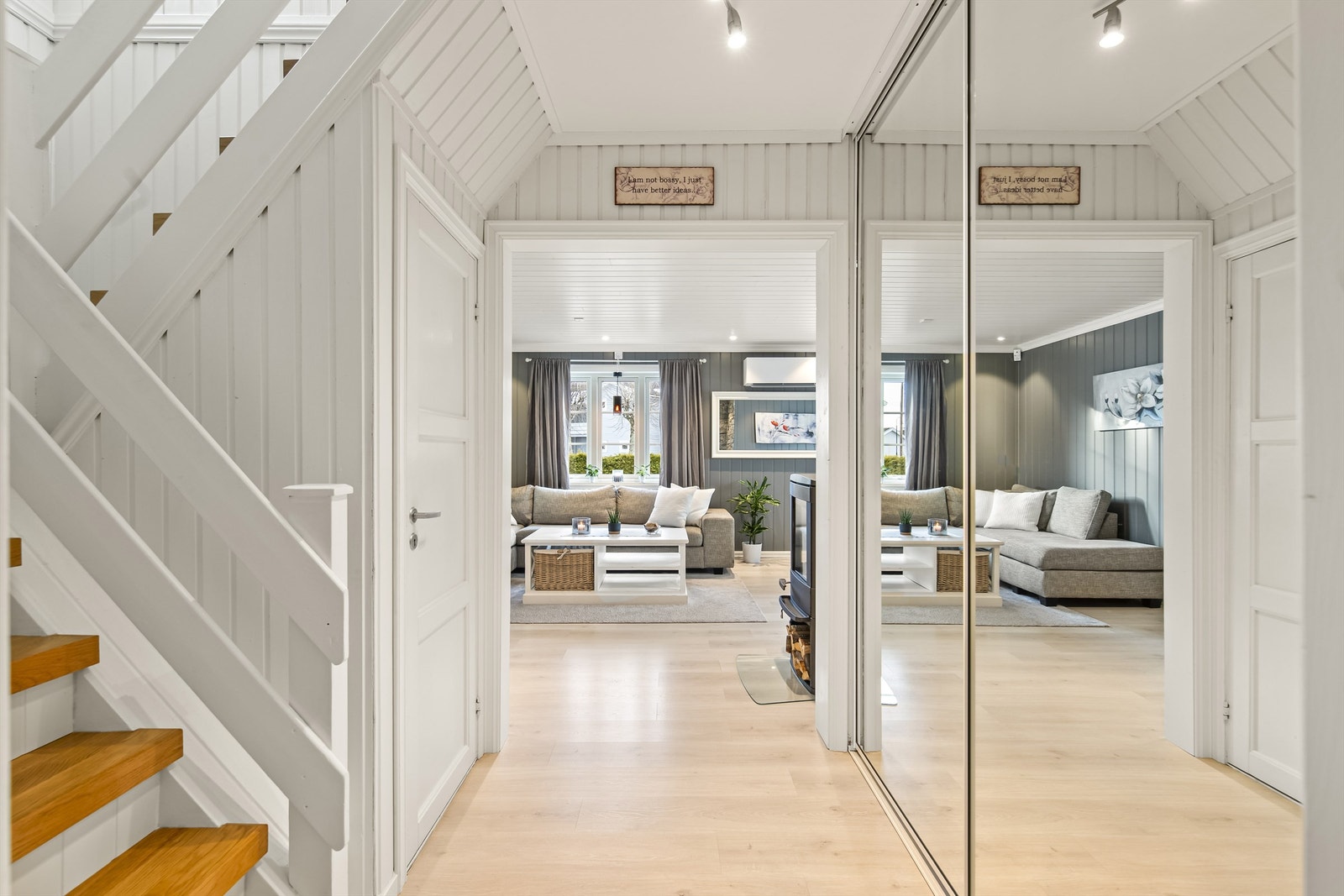 Trapperom med adkomst til 2. etasje, kjeller og stue/spisestue/kjøkken. Her er stor garderobeløsning også Galleribilde