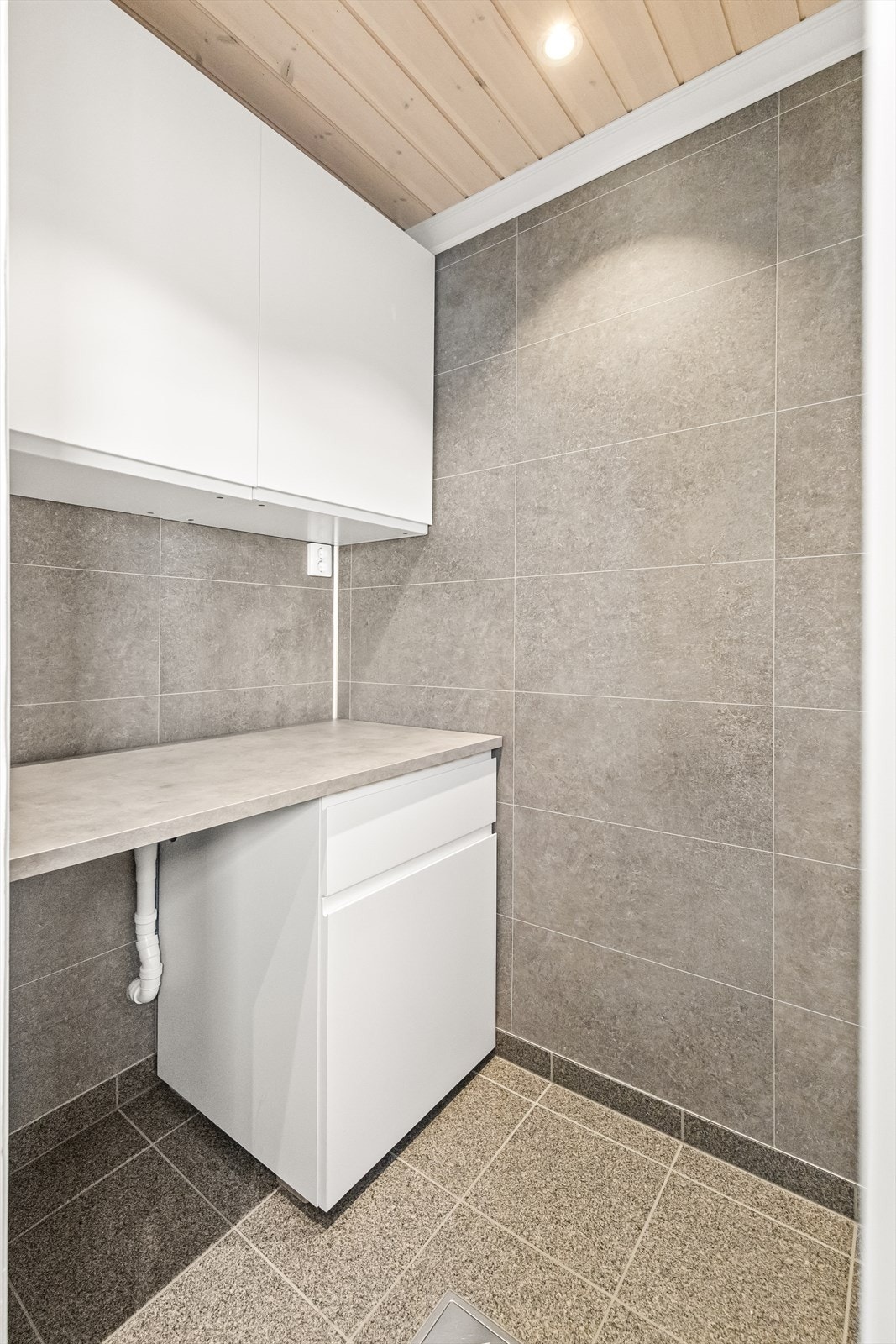 Vaskerommet har godt med skaper, brettebenk og skittentøysortering Galleribilde