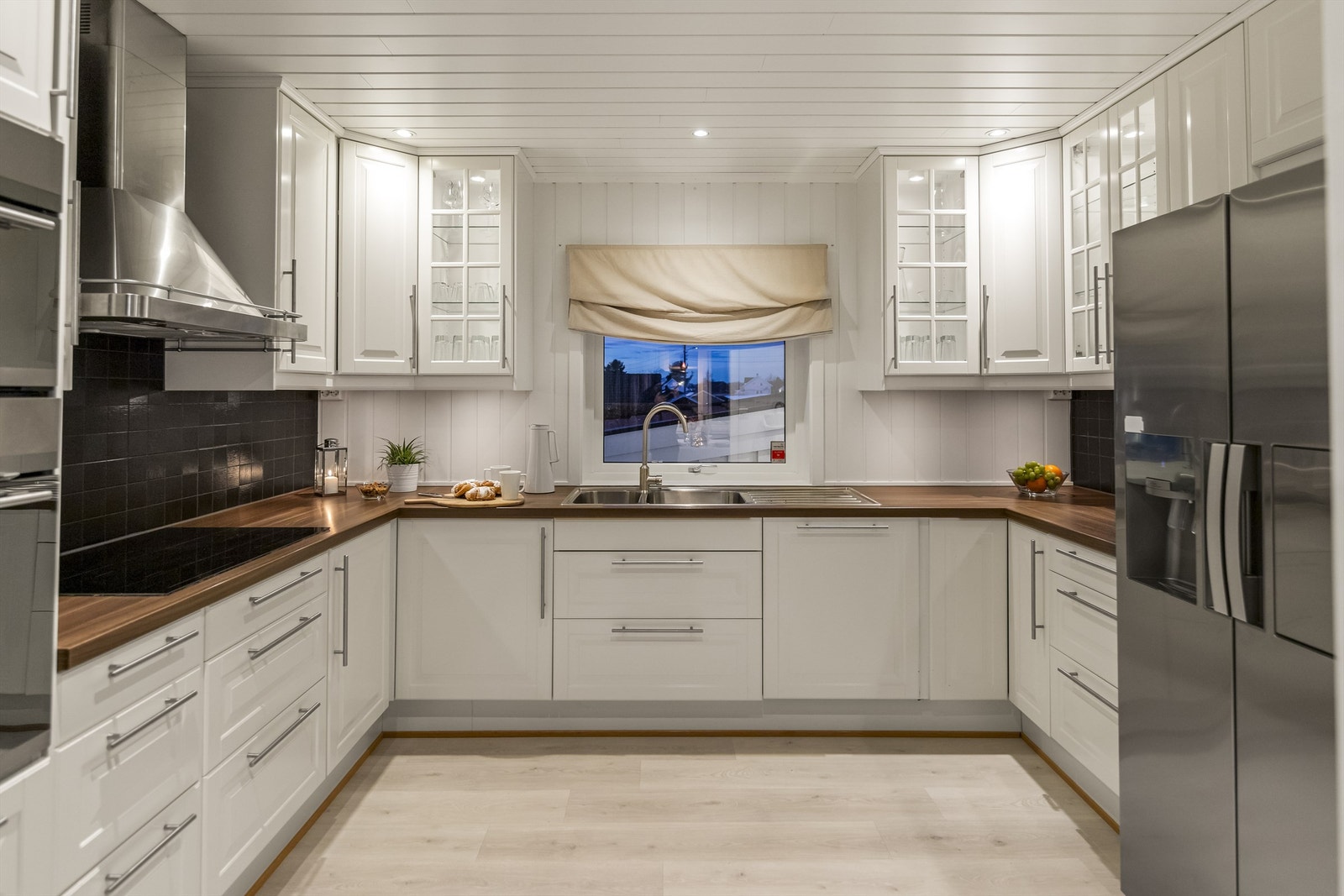 Smakfullt og tidløst kjøkken med hvitprofilerte fronter Galleribilde