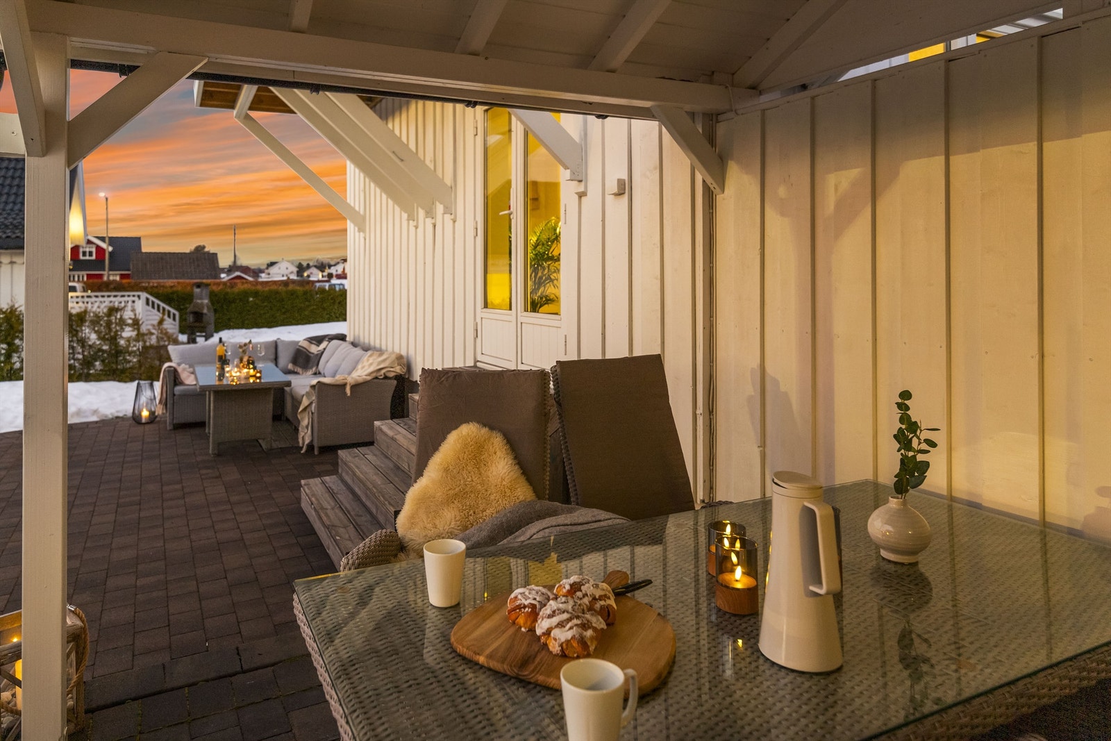 Deilig og lun uteplass, delvis overbygget Galleribilde