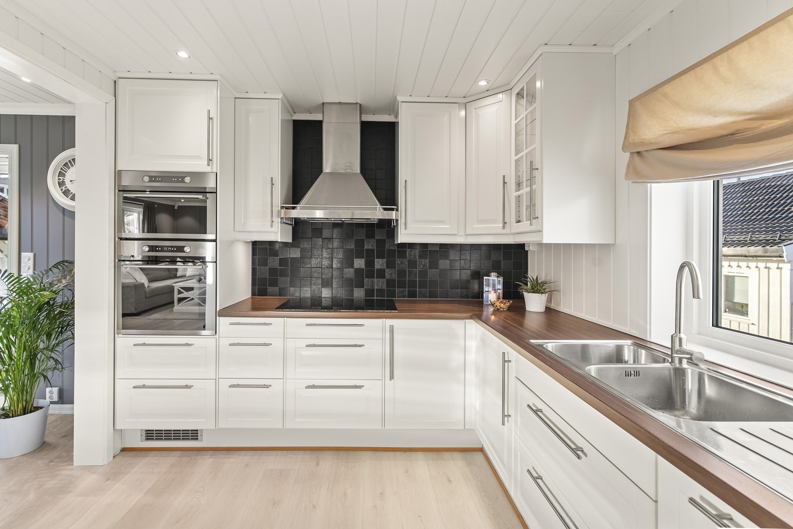 Flislagt vegg omkring koketoppen for enkelt renhold Galleribilde