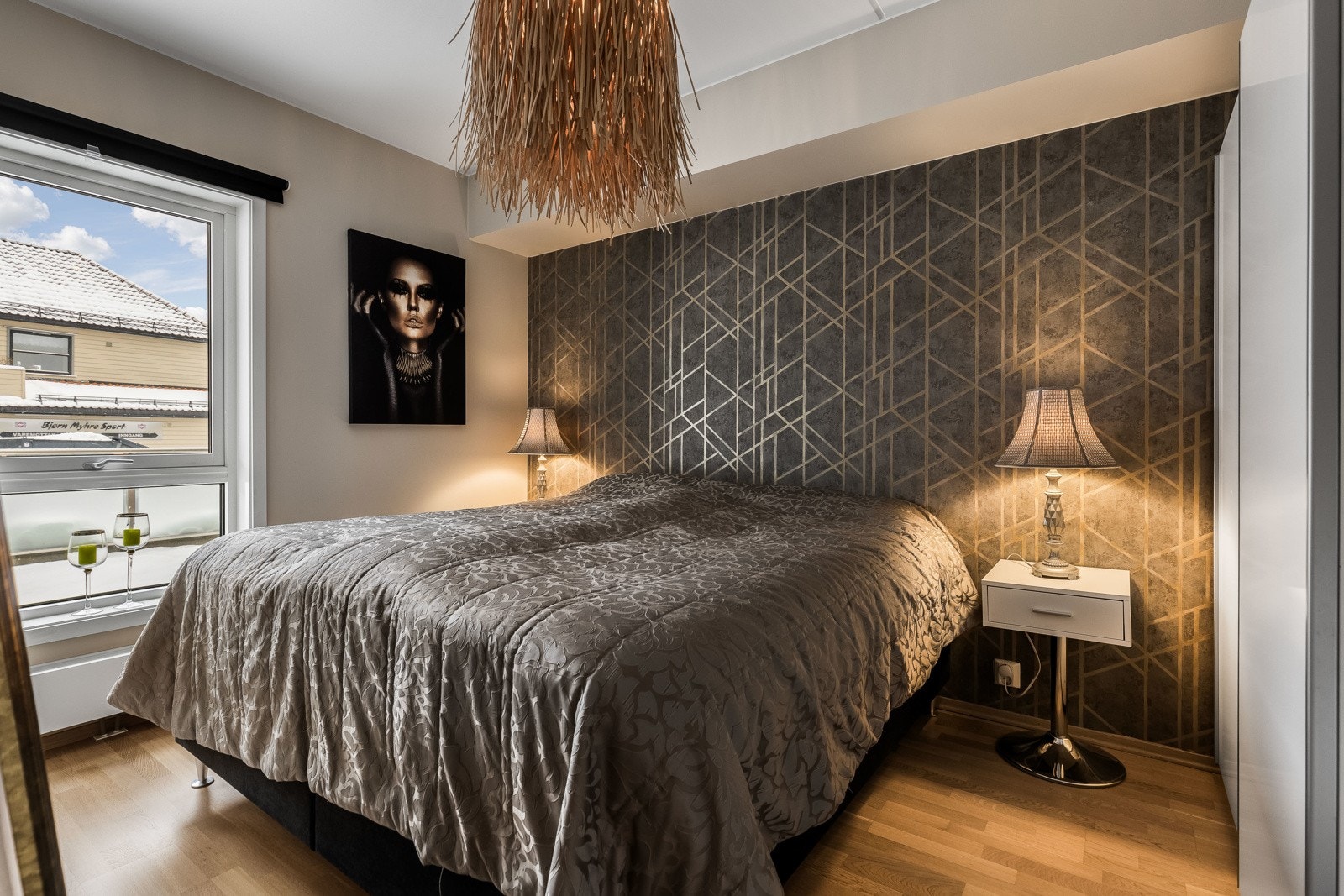 Soverommet i leiligheten er romslig og innbydende, og byr på god plass til dobbeltseng og tilhørende møblement. Galleribilde