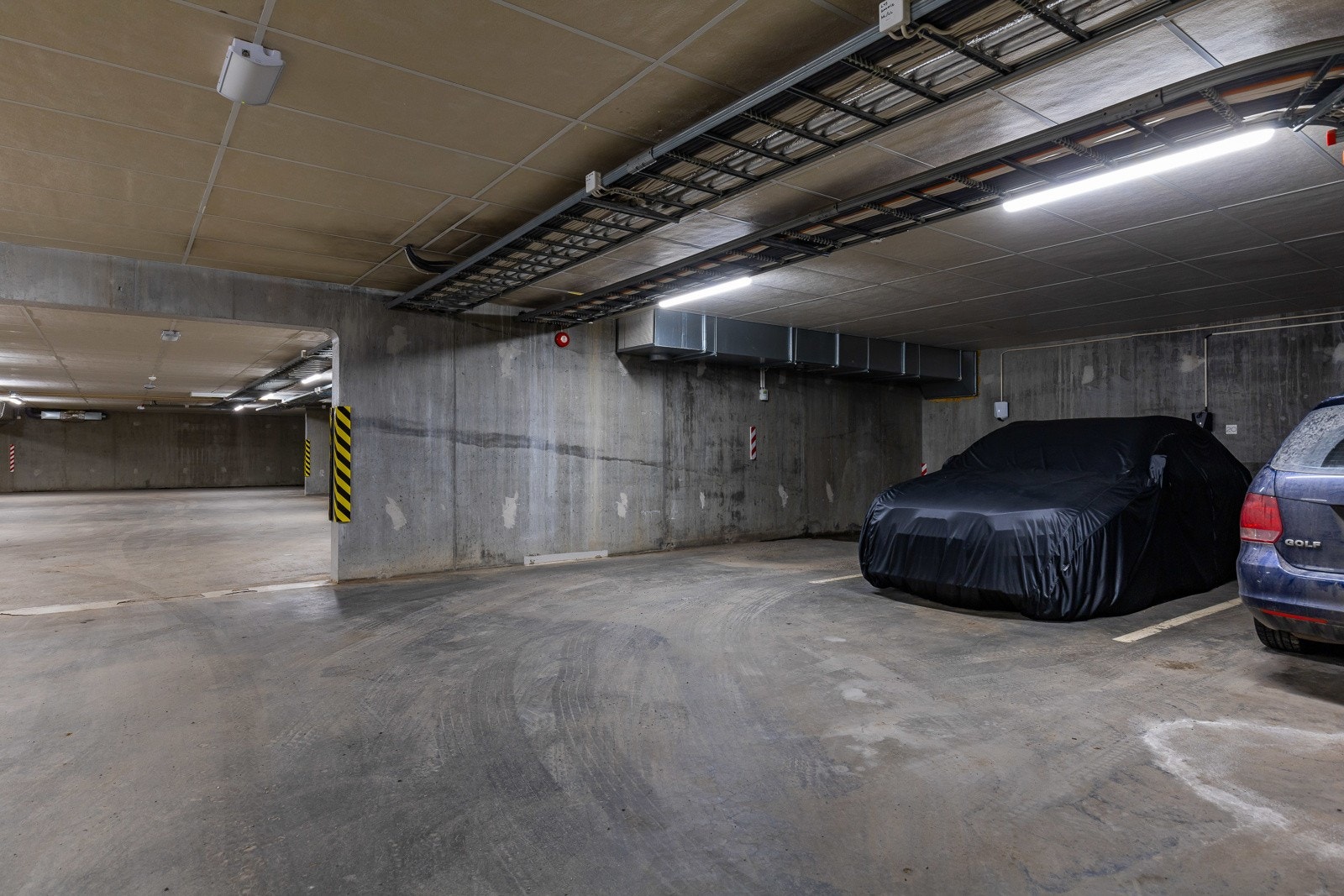 Det medfølger én biloppstillingsplass med elbillader i felles garasjeanlegg. Det er 2 utendørsparkeringsplasser som kan brukes til korttidsparkering og av gjester. Galleribilde