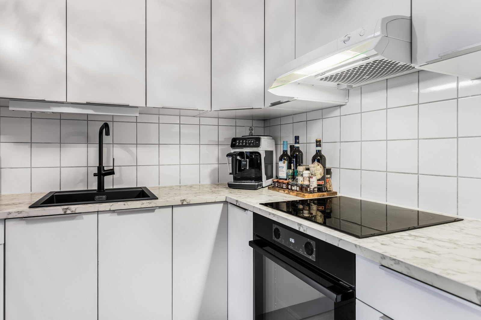 Videre er kjøkkenet utstyrt med integrert stekeovn og koketopp, samt ventilator, benkestikk og opplegg for oppvaskmaskin. Galleribilde