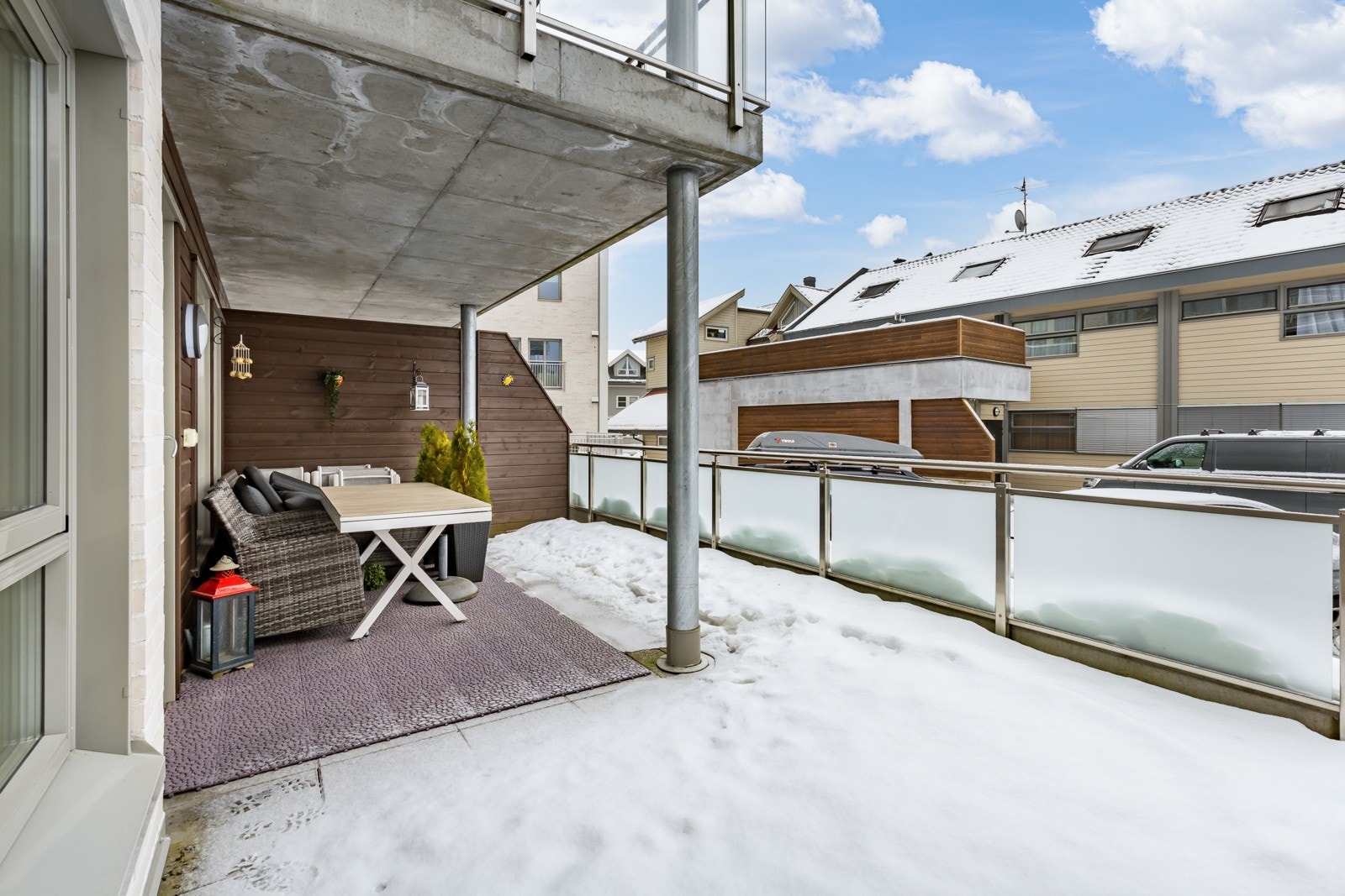 Leiligheten har utgang fra stuen til en vestvendt, dels overbygd markterrasse på ca. 25 kvm. Galleribilde