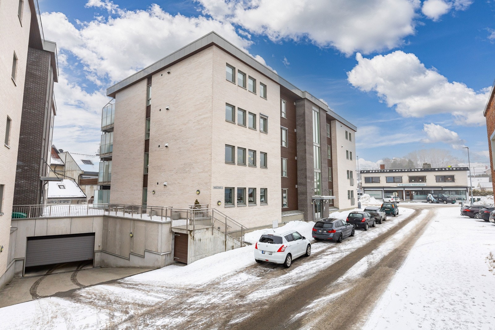 Området har kort avstand til treningssenter, butikker og offentlig kommunikasjon, samt et rikt utvalg av fasiliteter og servicetilbud. Galleribilde