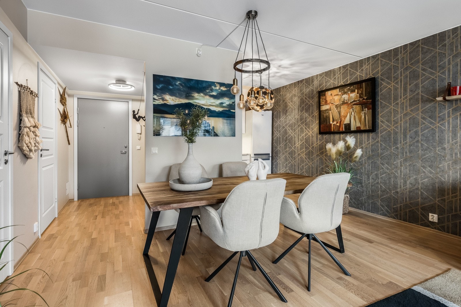 På gulvet er det gyllen parkett, og det er vannbåren gulvvarme i hele rommet. Galleribilde