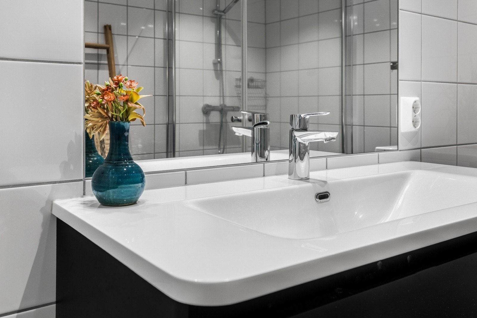 Trendy baderomsinnredning med sorte fronter. Galleribilde