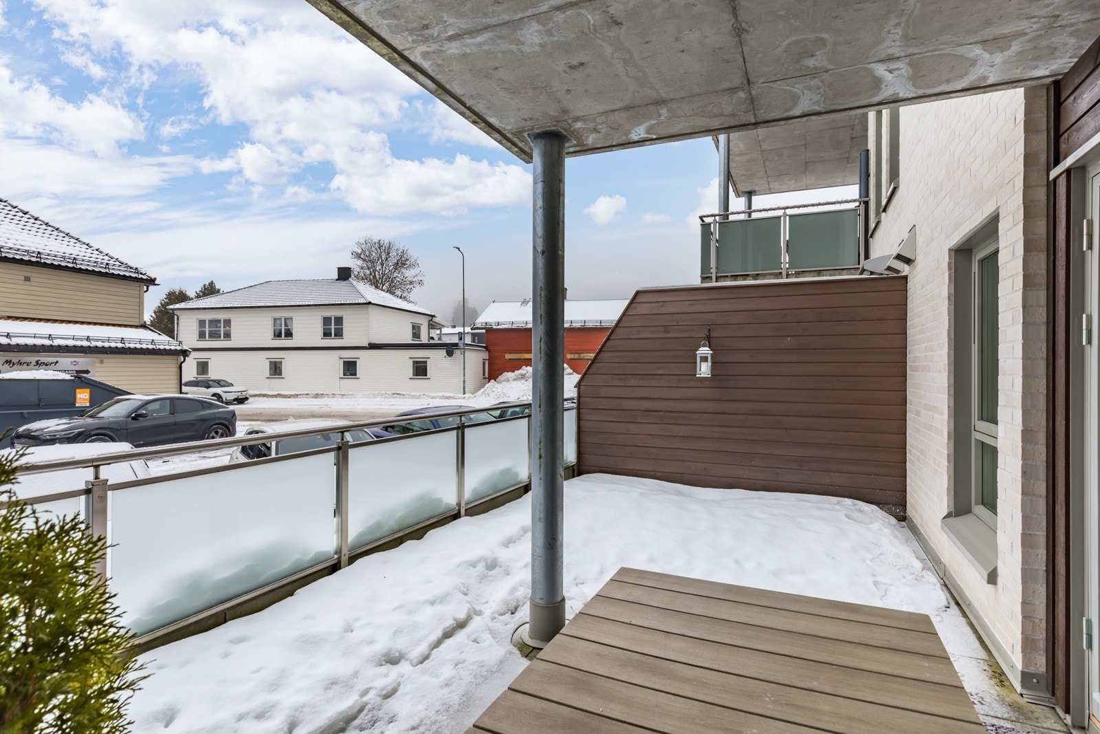 Her er det god plass til ønsket utemøblement, og overbygget sørger for brukstid selv i litt ruskevær. Markterrassen har hellelagt dekke og rekkverk i stål med store glassflater, og på husveggen er det montert både utestikk og utebelysning. Galleribilde