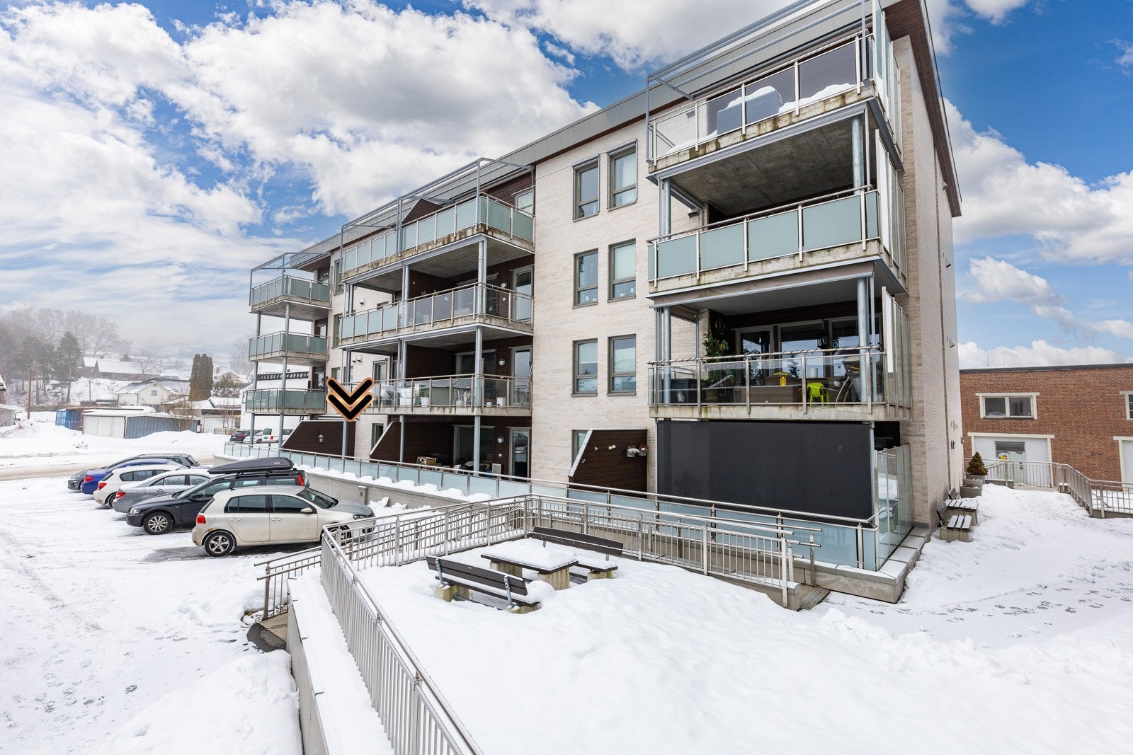 Beliggenheten er sentral og attraktiv, med umiddelbar nærhet til busstopp, matbutikker og treningssenter, samt kort vei til kjøpesenter, spisesteder og populære turområder. Galleribilde