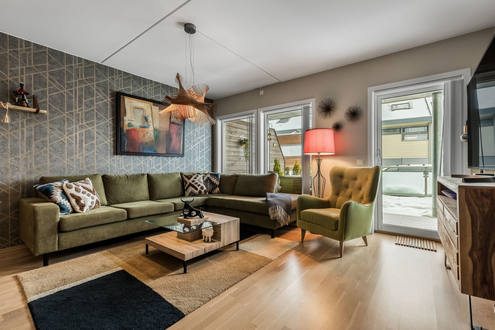 Stuen ligger i åpen løsning med kjøkkenet, og sammen danner de et luftig og stilfullt allrom med god møbleringsfrihet. Galleribilde