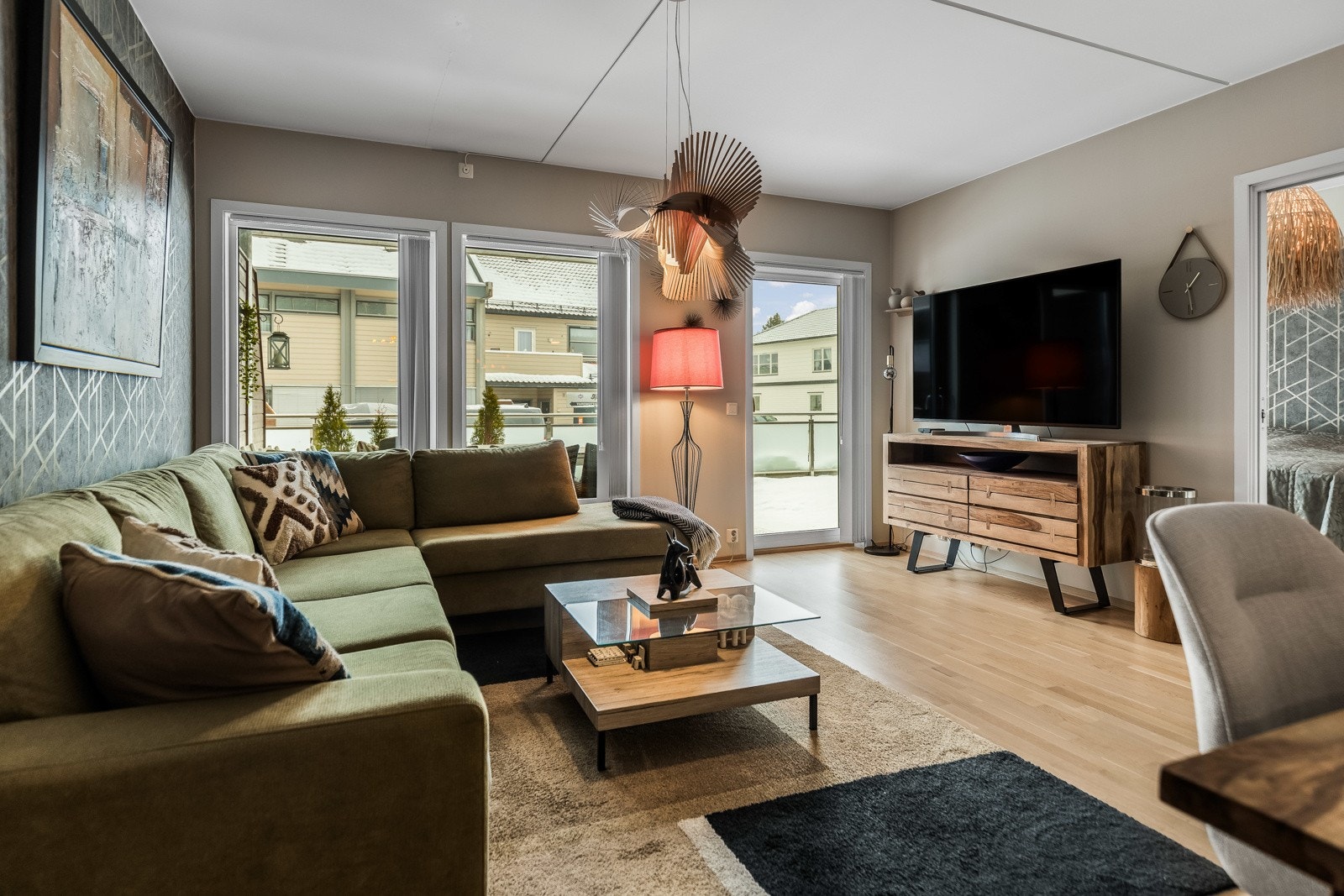 Her kan det innredes med sofagruppe, lenestol og tv-/mediastasjon, og i nærheten av kjøkkenet er det rom for å samle gjester til hyggelige måltider rundt et spisebord. Galleribilde