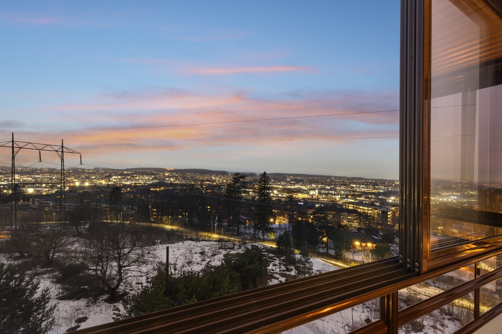 Balkongen er det perfekte stedet å nyte solskinnet og glittrende utsikt på kvelden. Galleribilde