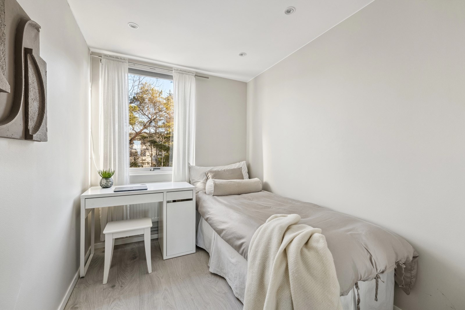 Soverom lll med plass til seng og garderobeskap. Galleribilde