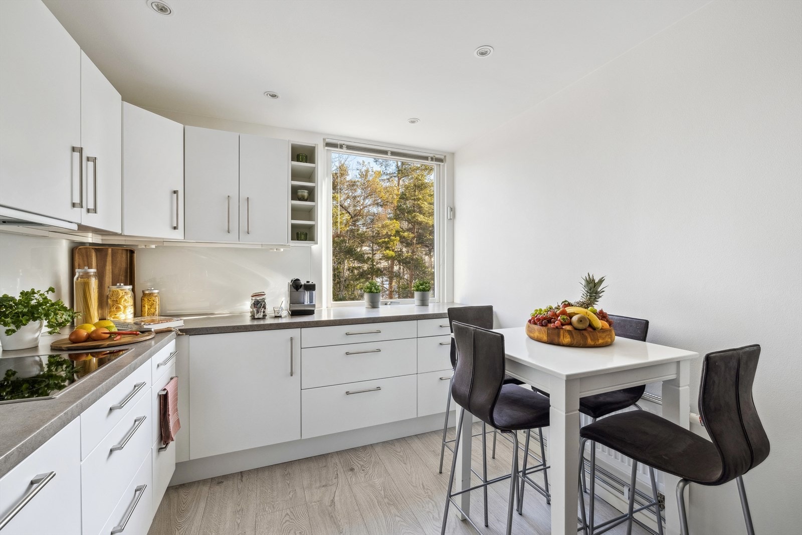 Enten det er morgenkaffe eller gourmetmiddager, er dette kjøkkenet et inspirerende rom for kulinariske opplevelser og livets små gleder. Galleribilde
