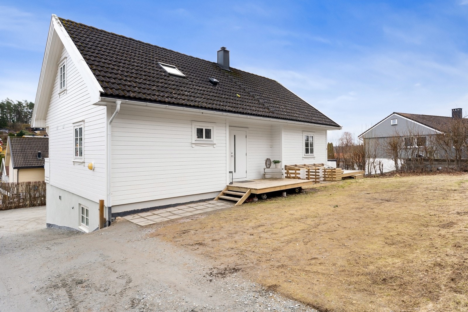 Skjermet bakgård med gressplen. Galleribilde