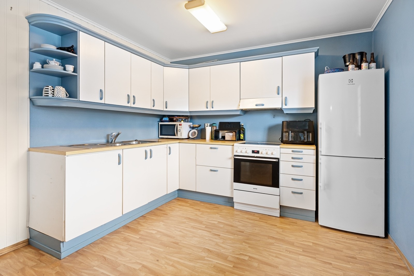 Den er innredet med åpen kjøkken/stue løsning, soverom og bad. Galleribilde