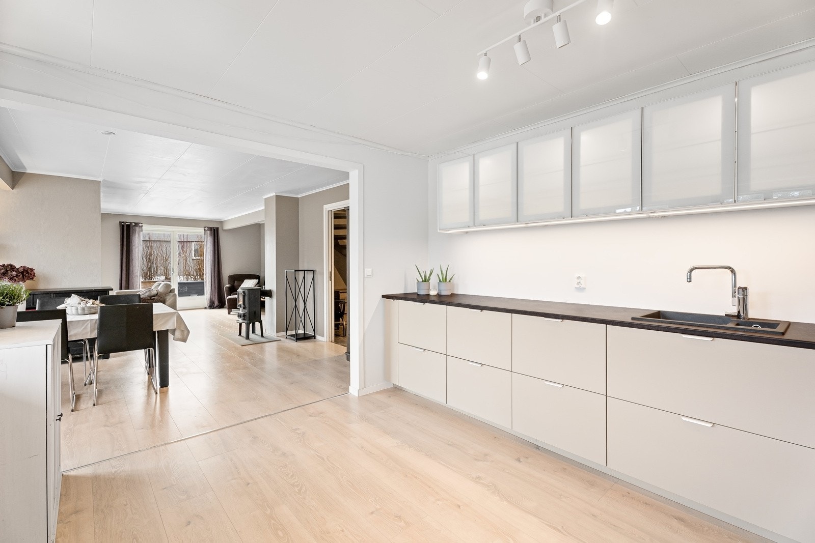 Den åpne planløsningen gir godt med gjennomlys. Galleribilde