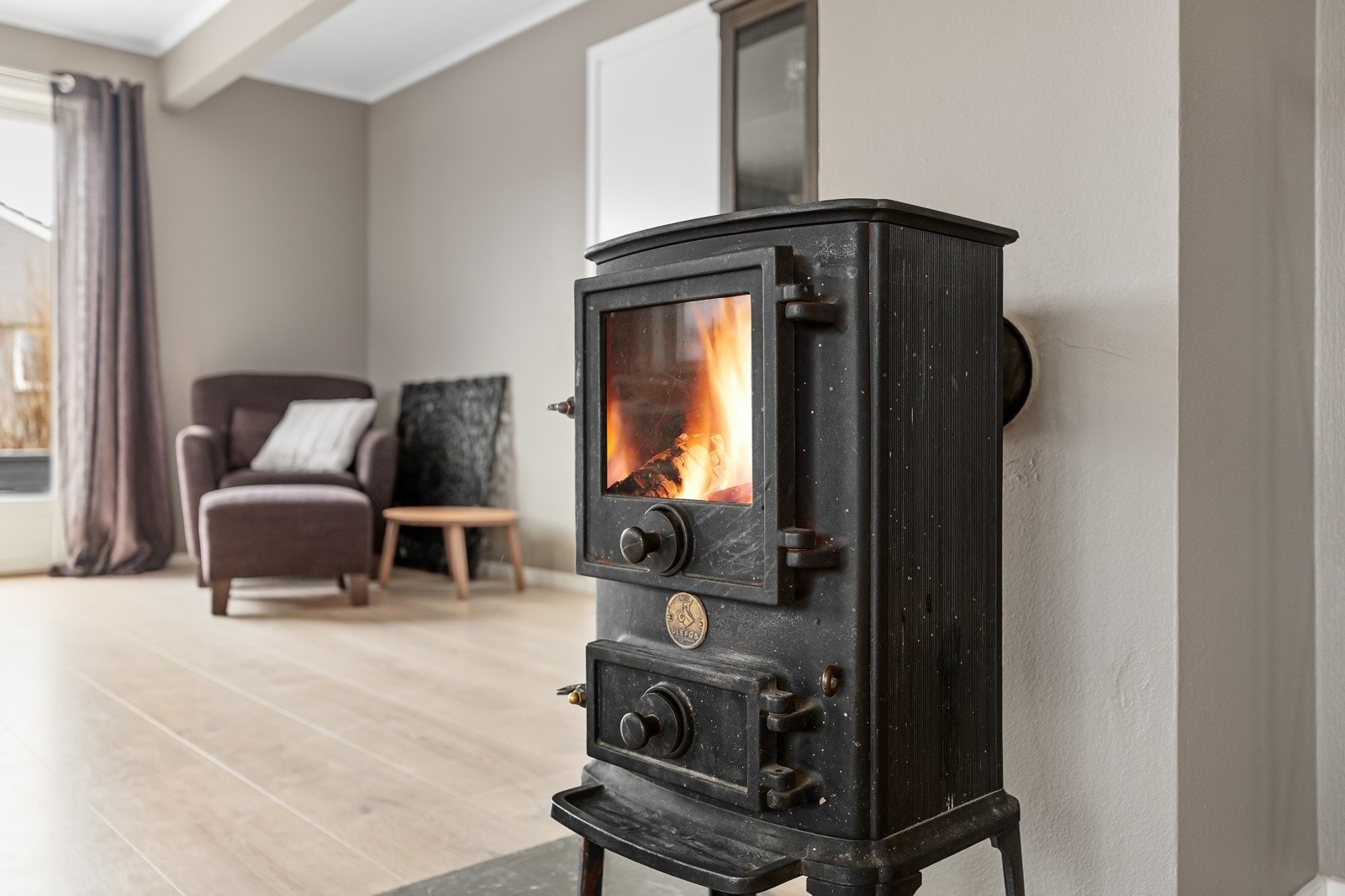 Vedfyring for kalde vinterkvelder. Galleribilde