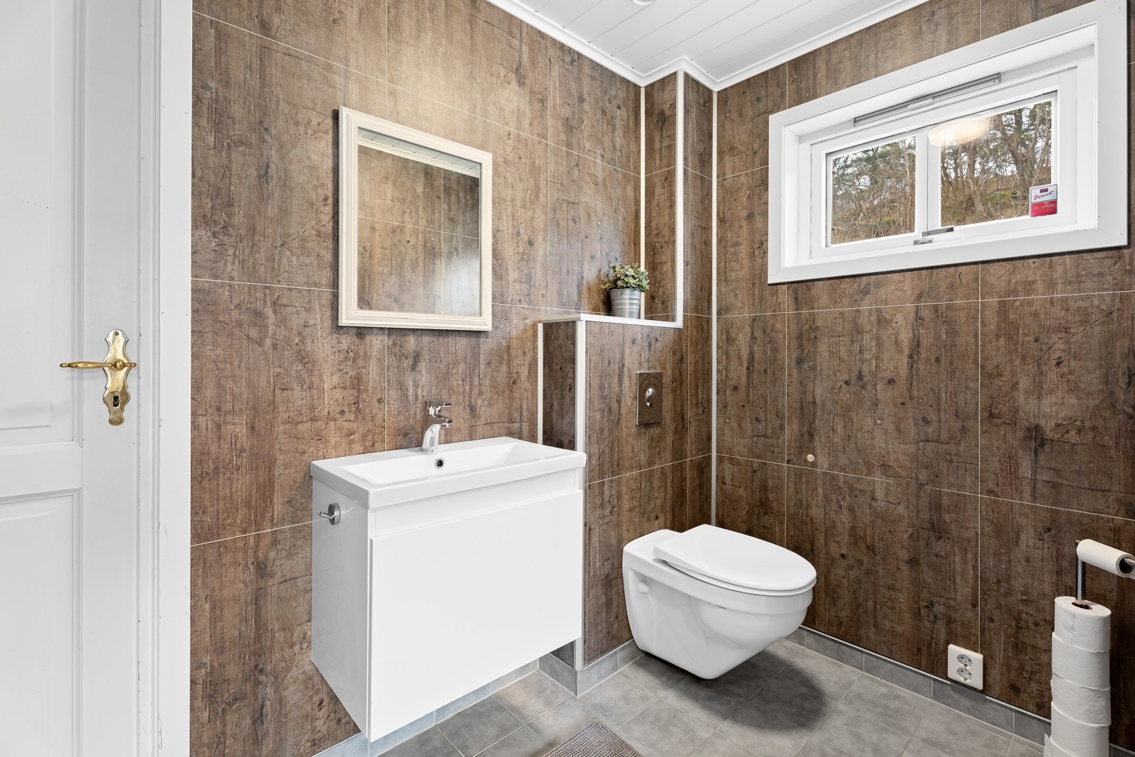 Vaskerom/bad er innredet med vegghengt wc og servantskap. Galleribilde