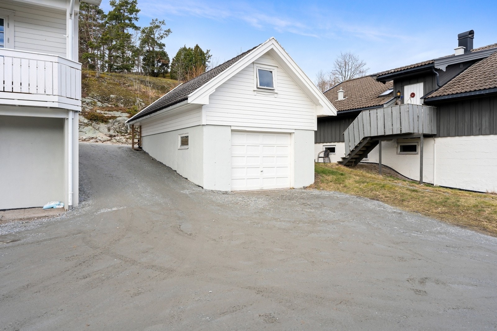 Garasje med romslig lagringsloft. Galleribilde